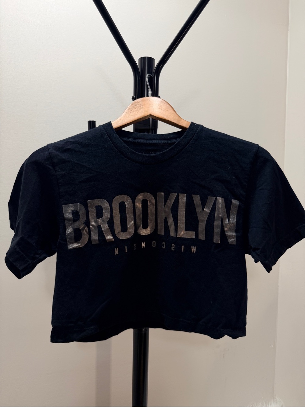 ARITZIA “LA NOTTE” Cropped BLACK 'BROOKLYN' Graphic Tee